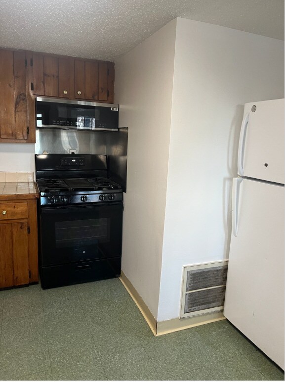 Stove & Refrigerator - 109 High Street