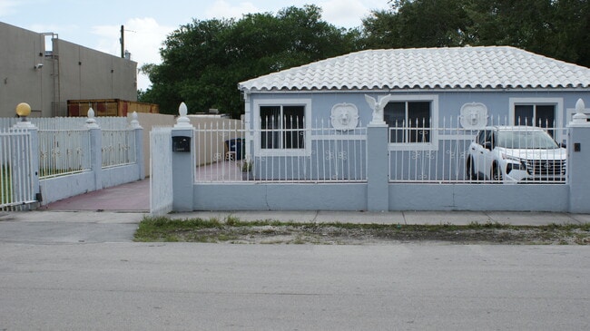 Building Photo - 2240 NW 90th St Unit 1 Studio Rental