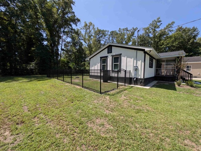 2201 Livingston Ln