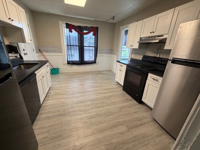 Photo - 21 Merwin St Unit Apartment 2 // 4Bed