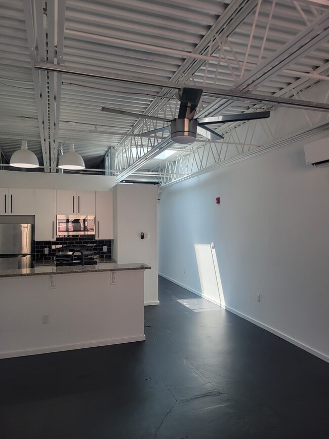 Photo - 4151 Main St Unidad LARGE STUDIO