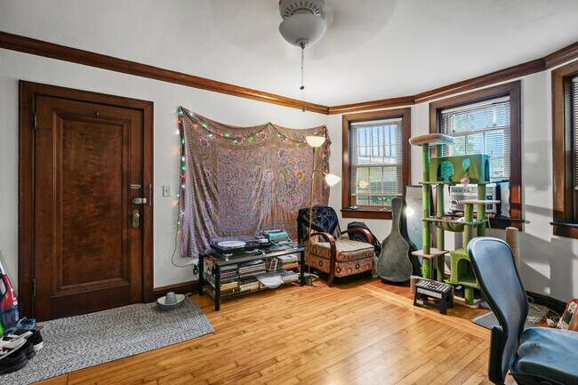 Photo - 833 Midland St