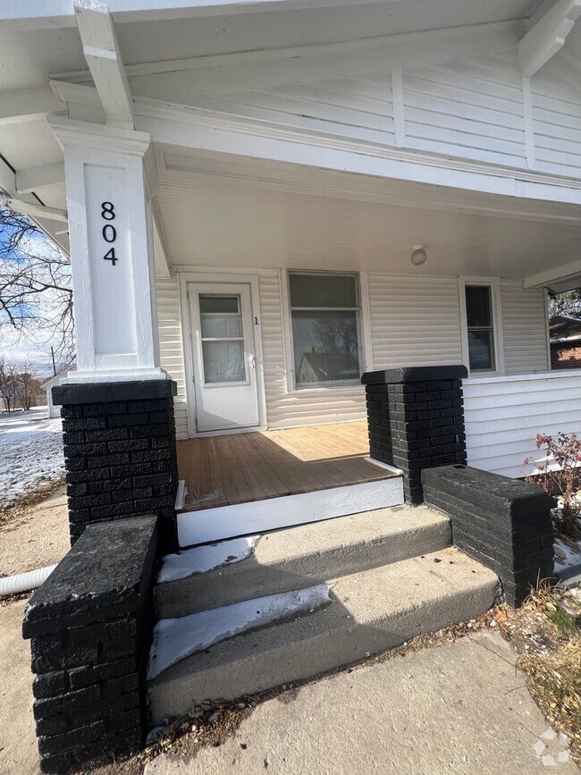 Building Photo - Charming Main Floor Apartment – 2 Bed, 1 B... Unit #1
