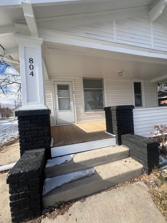 Building Photo - Charming Main Floor Apartment – 2 Bed, 1 B... Unit #1