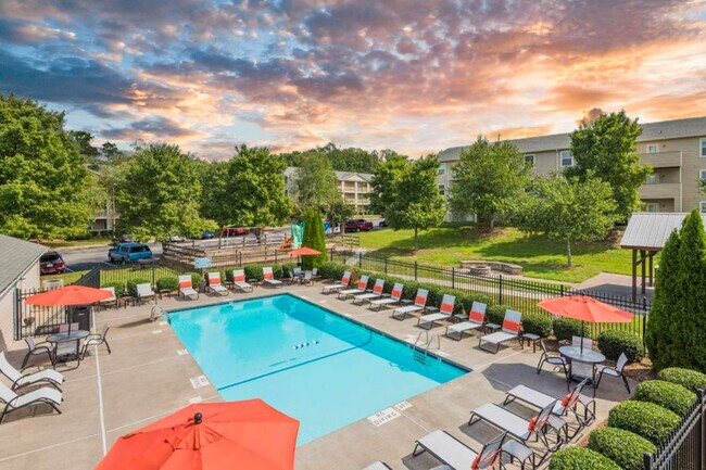 Piscina en Hawk Ridge Apartments en Winston-Salem, Carolina del Norte - Hawk Ridge Apartments