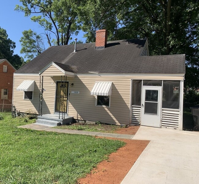 Building Photo - Cozy Two Bedroom Bungalow!
