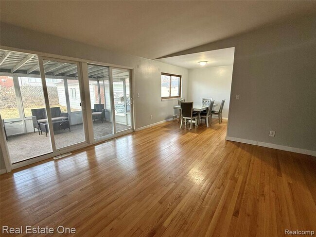 Photo - 6845 Plainfield St