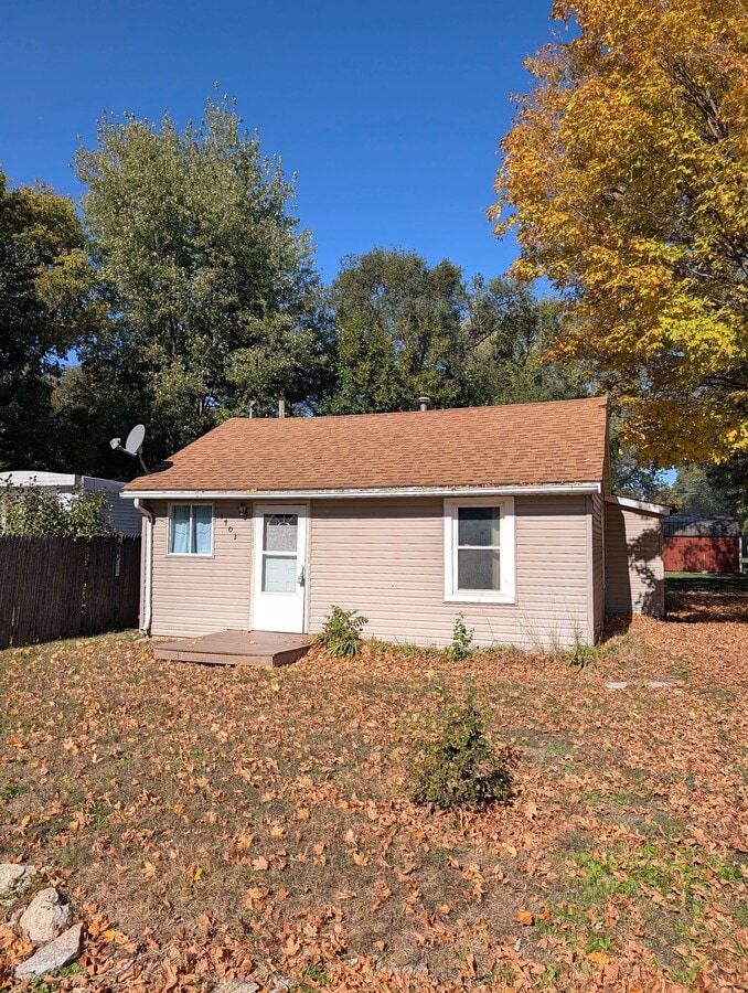 Photo - 1701 English St