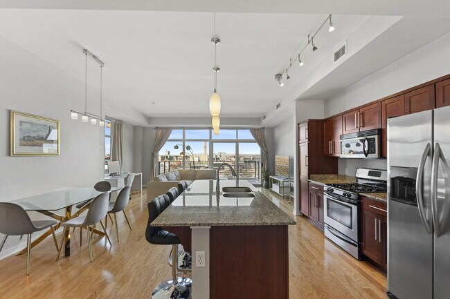 Photo - 106 W Seeboth St