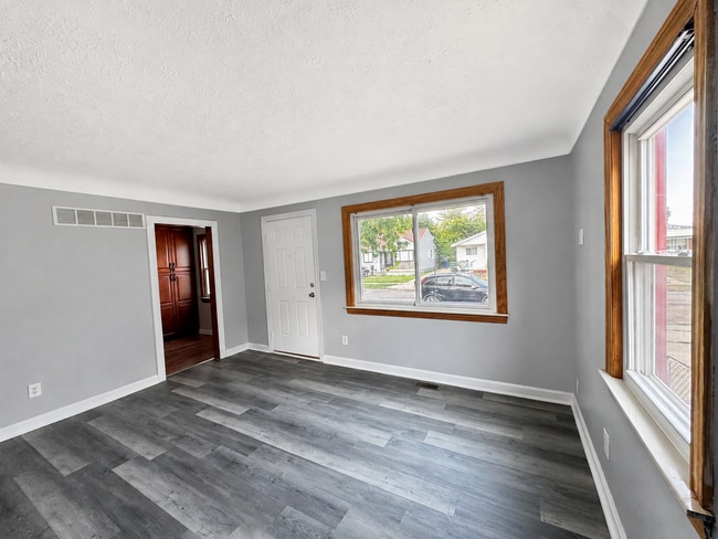 Photo - 1773 Russell Ave