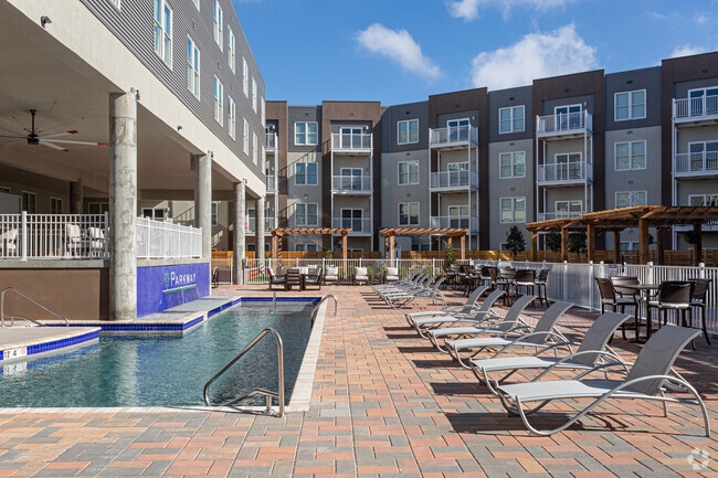 Patio con piscina - Parkway Apartments