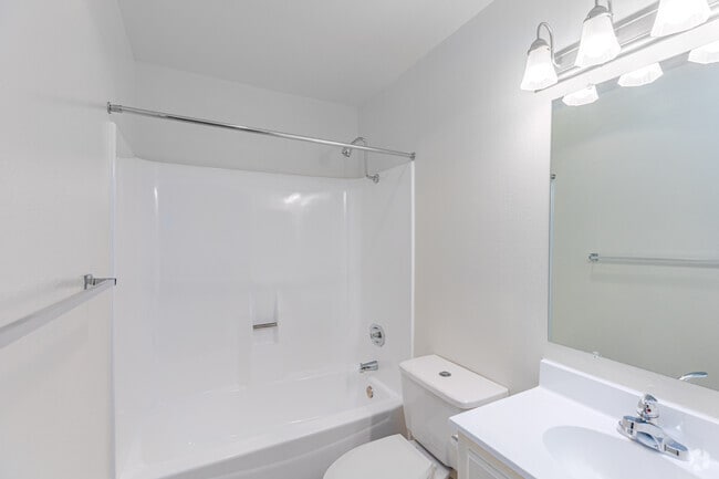 1BR, 1BA - 640SF - Bathroom