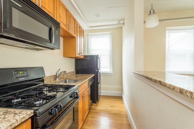 Building Photo - 136 Highland Ave Unit 33