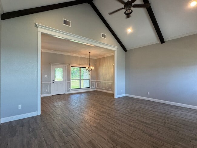 Photo - 205 Meadow Ln