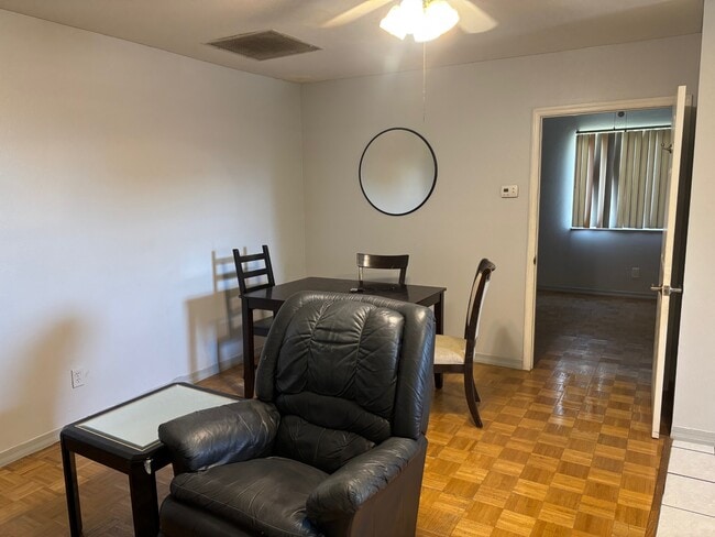 Sala de estar - 1662 Drew St