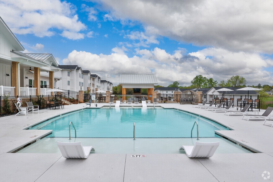Resort Style Pool | The Streams at Battery Park