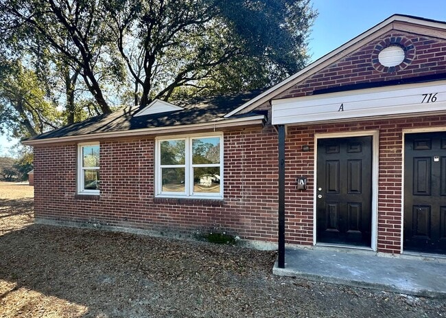 Building Photo - 716 Miller Rd Unit 716 A