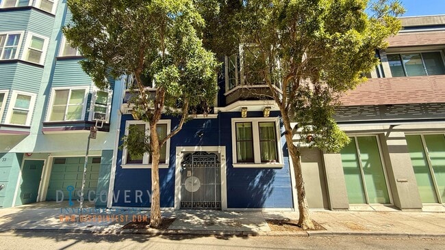 Building Photo - SOMA Top Floor Condominium for Immediate L... Unit A