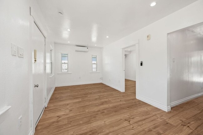 Photo - 1418 W 69th St