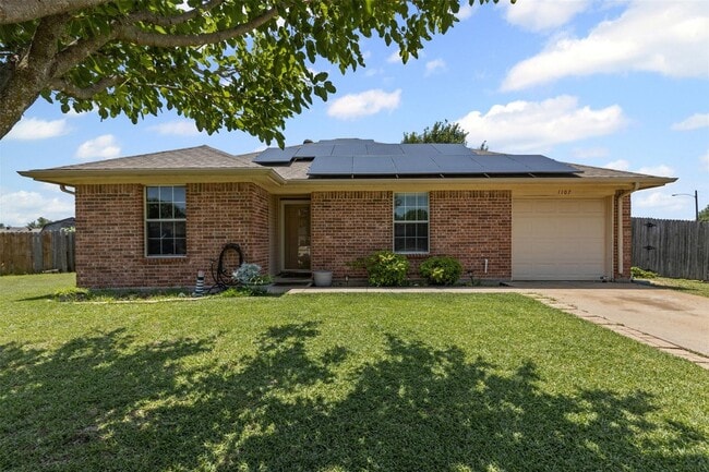 Building Photo - Welcome to this inviting 3-bedroom, 2-bath...