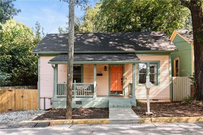 Photo - 720 Mollie St SE