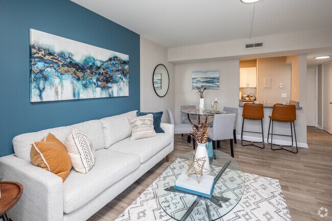 1BR, 1BA - 695SF - Living Room