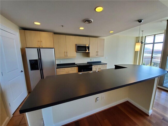 Building Photo - 250 Park Ave W NW Unit 812