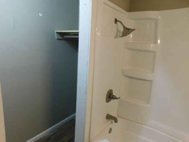 Photo - 1 Bed 1 Bath Duplex w/ Washer Dryer hookup House
