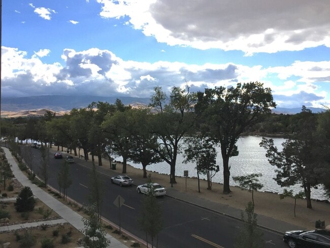 Building Photo - Lake View Resort Style Condo - Garage & Po... Unit 101