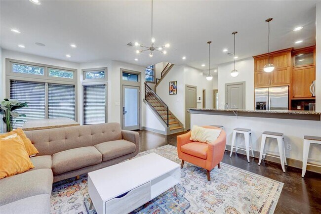 Photo - 602 W N Loop Blvd Unidad B