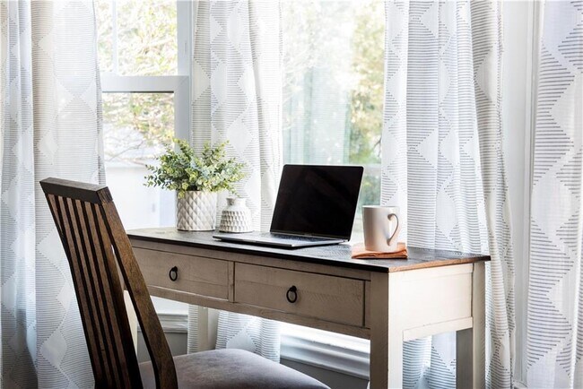 Photo - 981 Lindbergh Dr NE