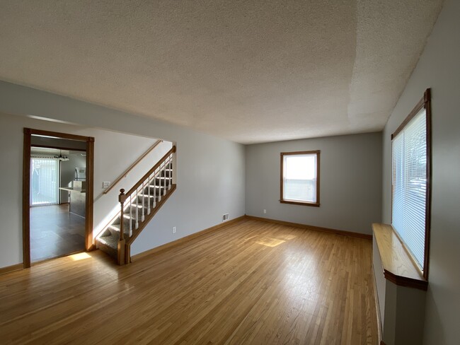 Photo - 610 6th Ave NW