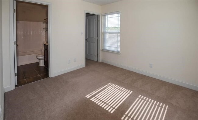 Photo - 412 Promenade Dr SW