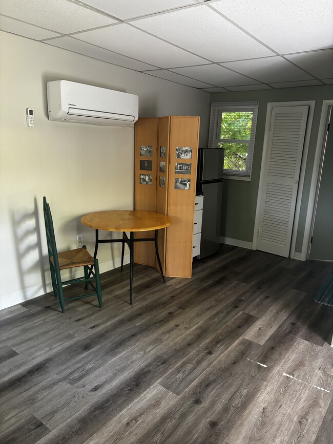 Dining table - 1003 E Hunter Ave Unit Studio