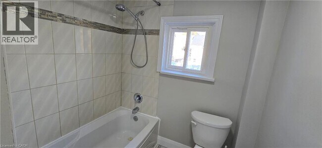 Photo - 42 Madison Ave N Unité Upper (2)