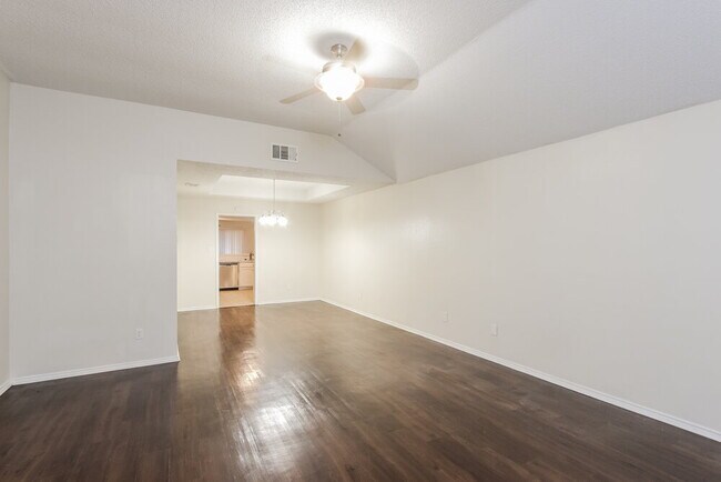 2946 Lawndale Dr