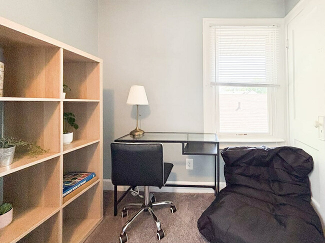 Photo - 911 E 49th St