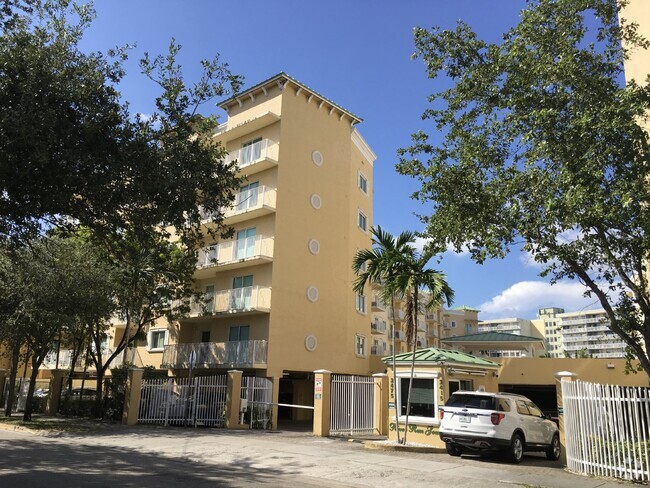 Building Photo - "Modern 2 Bed/2 Bath Condo in Prime Miami ... Unit 410