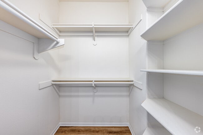 2BR, 2BA - 946SF - Walk In Closet