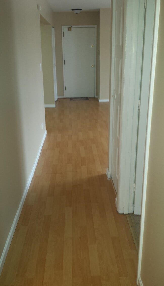 Aisle - 122 Mullingar Ct Unit 2A