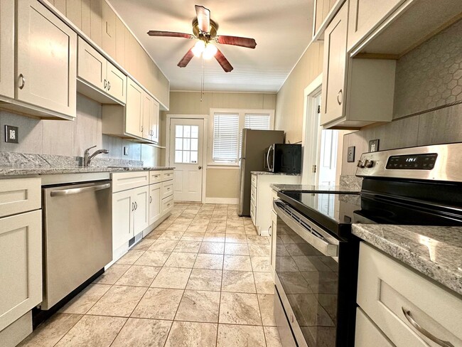 Photo - 622 E 8th St Unit Upper