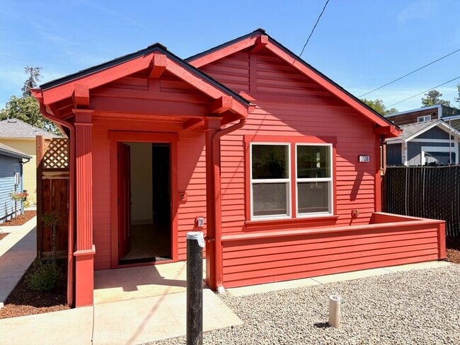 Building Photo - Beautifully Built 2/1 in North Oak Park Close to UC Davis + McGeorge Law School!