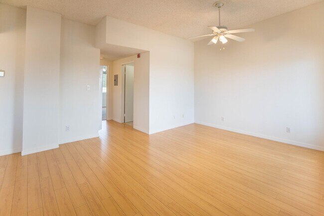 Photo - 1962 Beachwood Dr Unidad 303