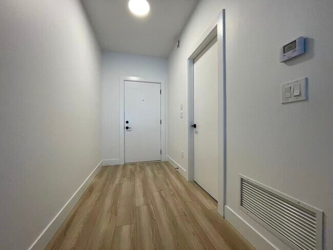 Photo - 18855-18872 72 Ave