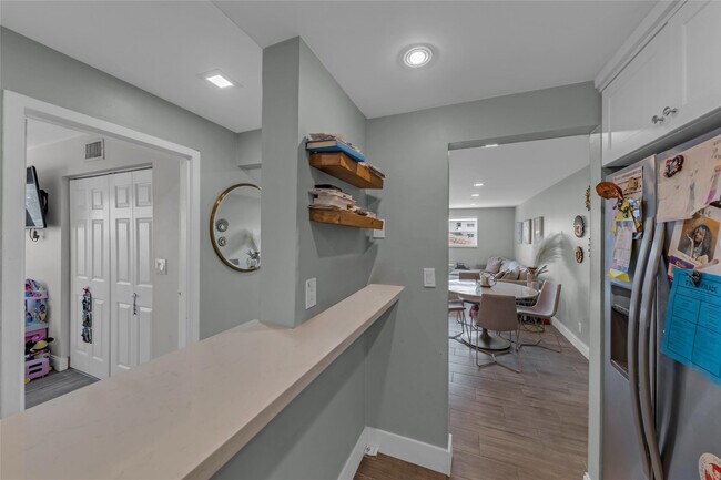 Photo - 611 NE 14th Ave Unit 306
