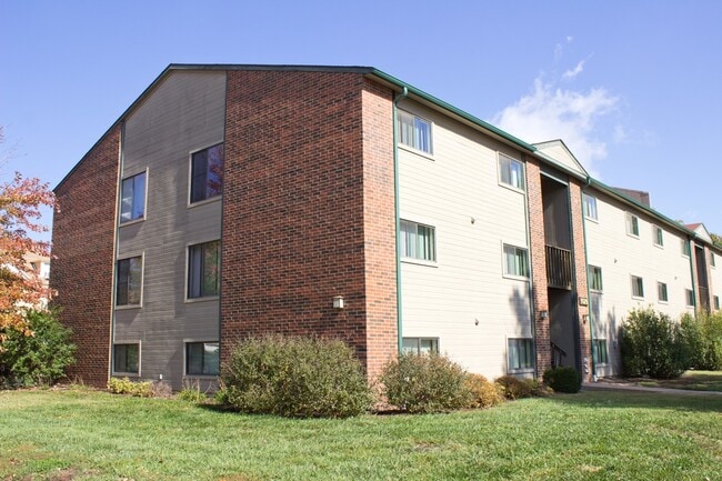 Exterior - Parkview - 1026 Osage Apartments