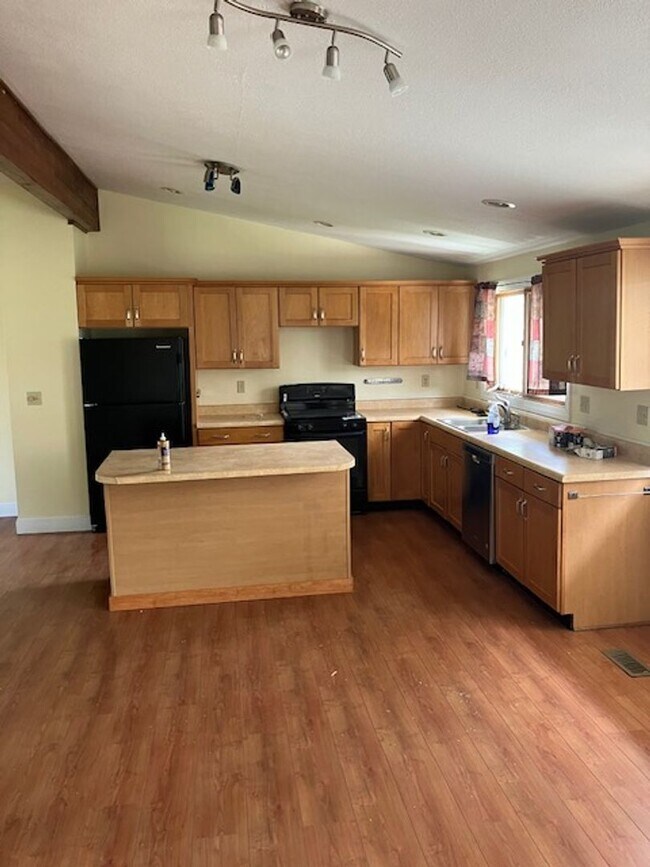 Spacious 4Bedroom Home with MotherinLaw... House Rental in