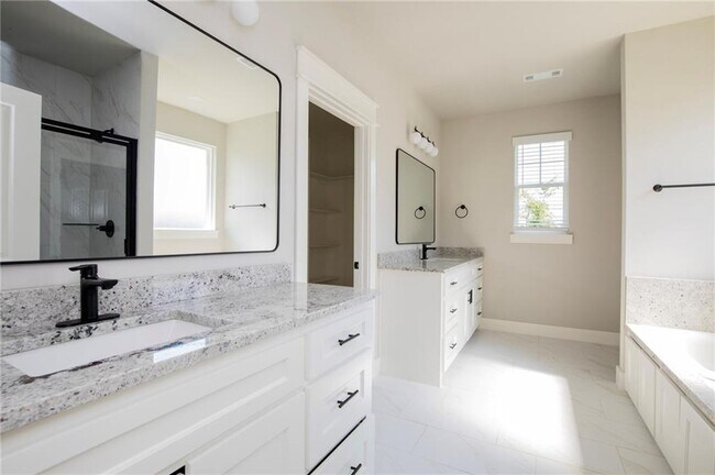 Photo - 216 White Oak St