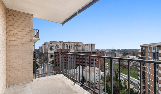 Disfruta de las vistas de la ciudad mientras saboreas tu café matutino. - North Park