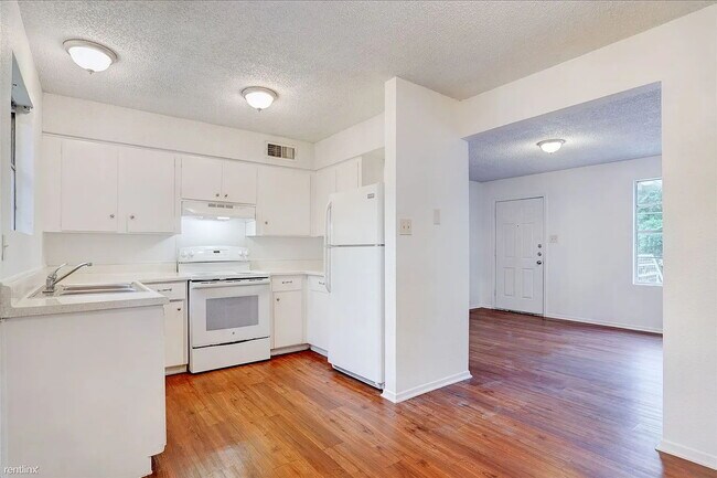 Building Photo - 714 Martindale Rd